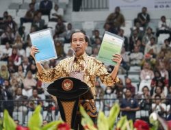 Jokowi Serahkan 320 SK KHDPK kepada 320 Warga Pangandaran