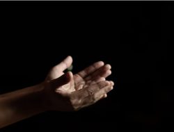 Bacaan Doa Ketika Menjenguk Orang Sakit, yang Dianjurkan Oleh Rasulullah SAW