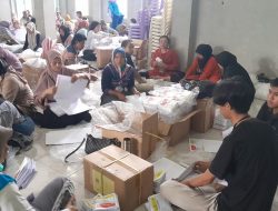 Full Senyum Kuli Lipat Surat Suara untuk Pemilu 2024 di Pangandaran