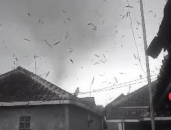 Momen Mengerikan Angin Puting Beliung Rancaekek Bandung