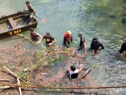 TNI di Pangandaran Bersihkan Sungai Citonjong yang Kotor 