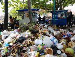 Sampah Bekas Wisatawan Menggunug di Pantai Pangandaran