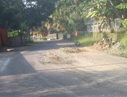 Akses Jalan Menuju Objek Wisata Pantai Batuhiu Rusak