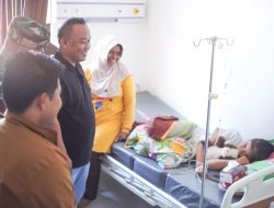 Dadang Solihat Jenguk Siswa SMAN 1 Mangunjaya yang Diduga Keracunan