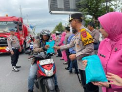 Bahagianya Warga Pangandaran Dapat Takjil dari Polisi