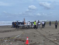 Pesawat Terbang Tiba-tiba Mendadak Mendarat di Pantai Pangandaran 