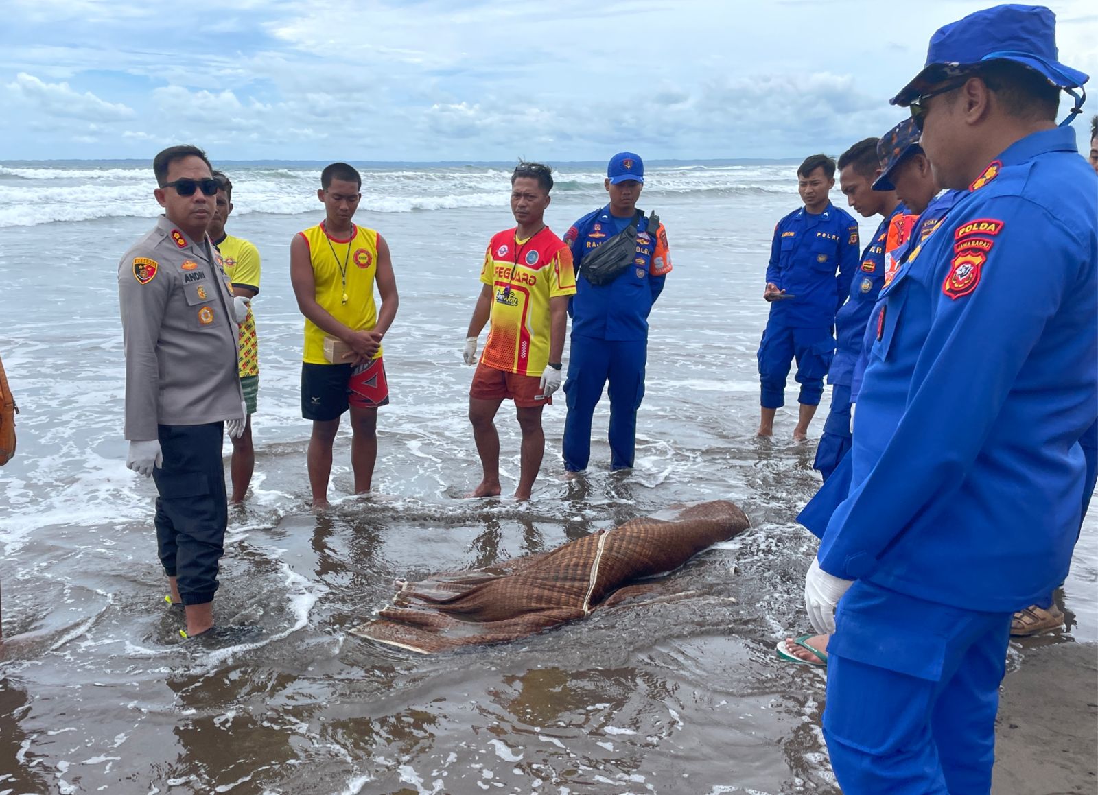 Korban tenggelam di Pantai Pangandaran.