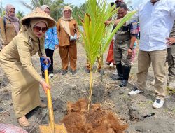 Komitmen Bupati Pangandaran Rawat Pesisir Melalui Penanaman Pohon Kelapa