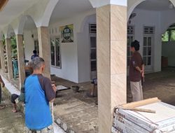 Gotong Royong Warga Bojongmalang: Lantai Masjid Al-Hikmah Diperbaiki Bersama