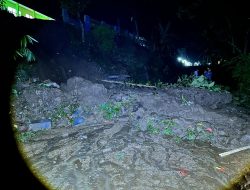 Longsor Menutup Akses Jalan di Padaherang