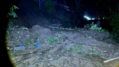 Longsor Menutup Akses Jalan di Padaherang