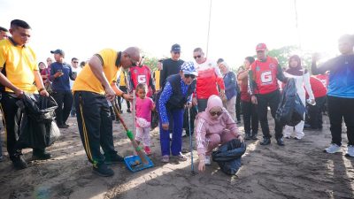 Komitmen Bupati Pangandaran Aksi Bersih Pantai Rutin Dilakukan
