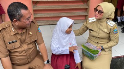 Khoenunisa dengan Bupati Pangandaran.