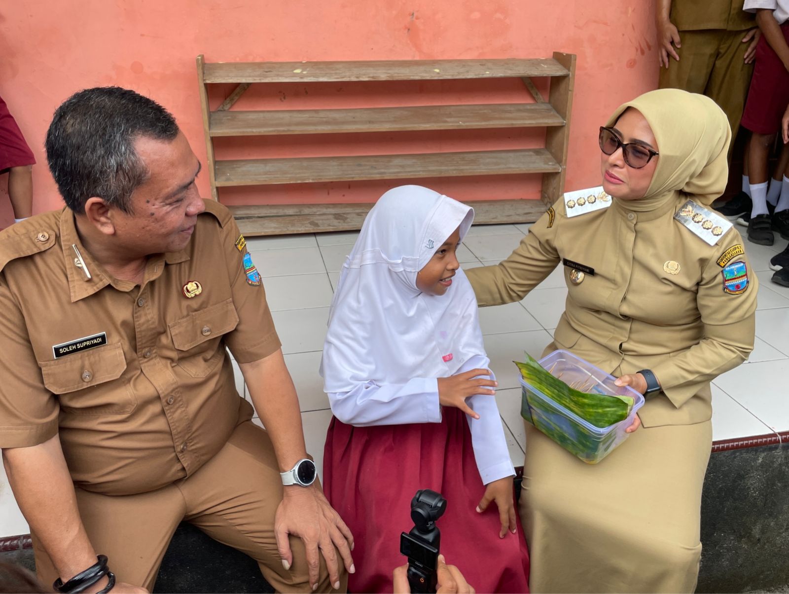 Khoenunisa dengan Bupati Pangandaran.