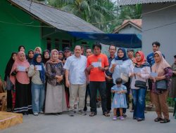 Ketua KUD Jeje Wiradinata Memberikan Santunan Kepada Nelayan yang Meninggal di Pangandaran