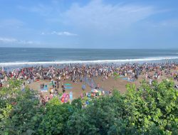 87 Ribu Wisatawan Kunjungi Pantai Pangandaran Weekend Ini