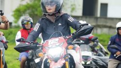 Gaya Nyentrik Bupati Citra Meninjau Destinasi Wisata Pangandaran