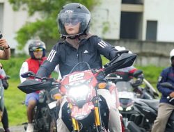 Gaya Nyentrik Bupati Citra Meninjau Destinasi Wisata Pangandaran