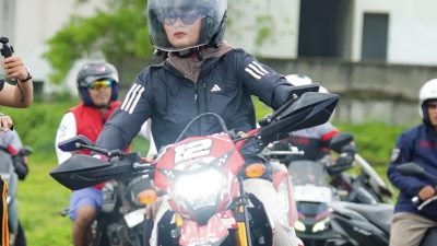Gaya Nyentrik Bupati Citra Meninjau Destinasi Wisata Pangandaran