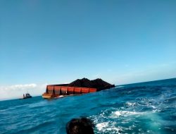 Cuaca Buruk, Kapal Batu Bara Terdampar di Pantai Batukaras