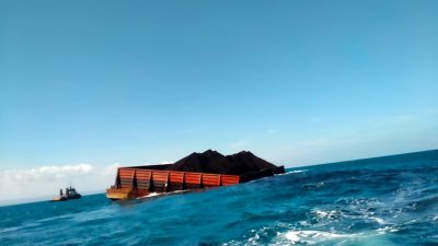 Cuaca Buruk, Kapal Batu Bara Terdampar di Pantai Batukaras