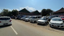 Pantai Pangandaran Kembali Semrawut, Wisatawan Nekat Parkir di Bahu Jalan