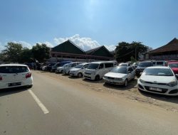 Pantai Pangandaran Kembali Semrawut, Wisatawan Nekat Parkir di Bahu Jalan